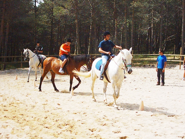 montando a caballo